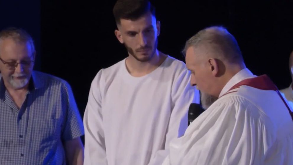 Un celebru fotbalist de la FCSB și-a schimbat religia. Sportivul s-a botezat din nou, după ce a renunțat la Ortodoxism. Ce religie a ales și cum a reacționat Gigi Becali