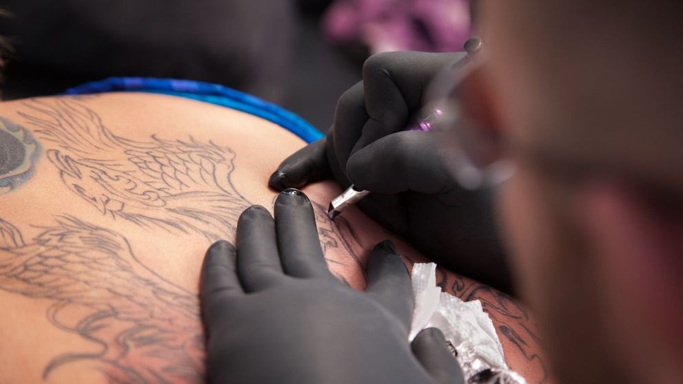 Este posesorul unui tatuaj unic! Ce si-a desenat pe spate un barbat din dorinta de a dobori un record mondial