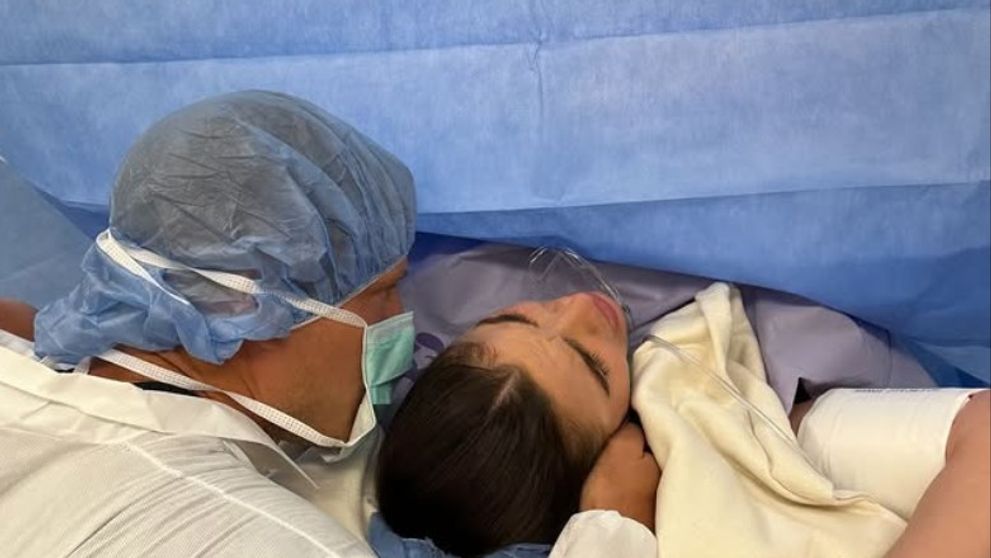 Olivia Culpo și Christian McCaffrey au devenit părinți. Imagini emoționante din sala de nașteri