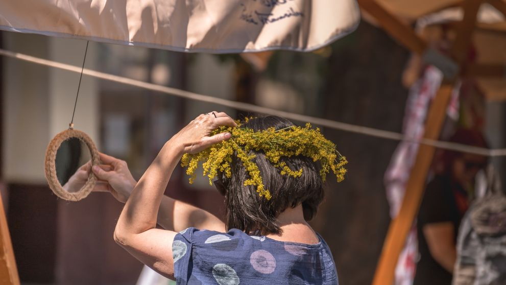 De ce se poartă coronițe din flori de Sânziene și ce semnifică acestea. Obiceiul despre care se spune că aduce bani și belșug în casă pe 24 iunie