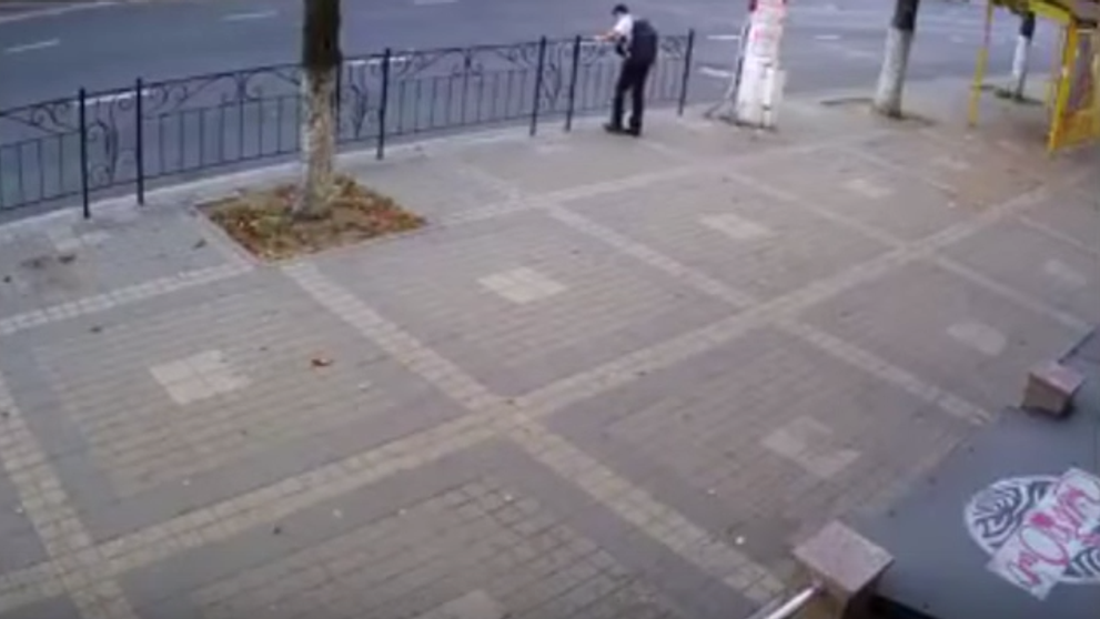 S-a indepartat de gard pentru cateva secunde! Este uluitor ce s-a intamplat cateva clipe mai tarziu