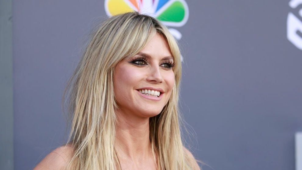 Heidi Klum, apariție topless pe rețelele sociale. A pozat fără haine și le-a arătat fanilor cum se pregătește de Halloween