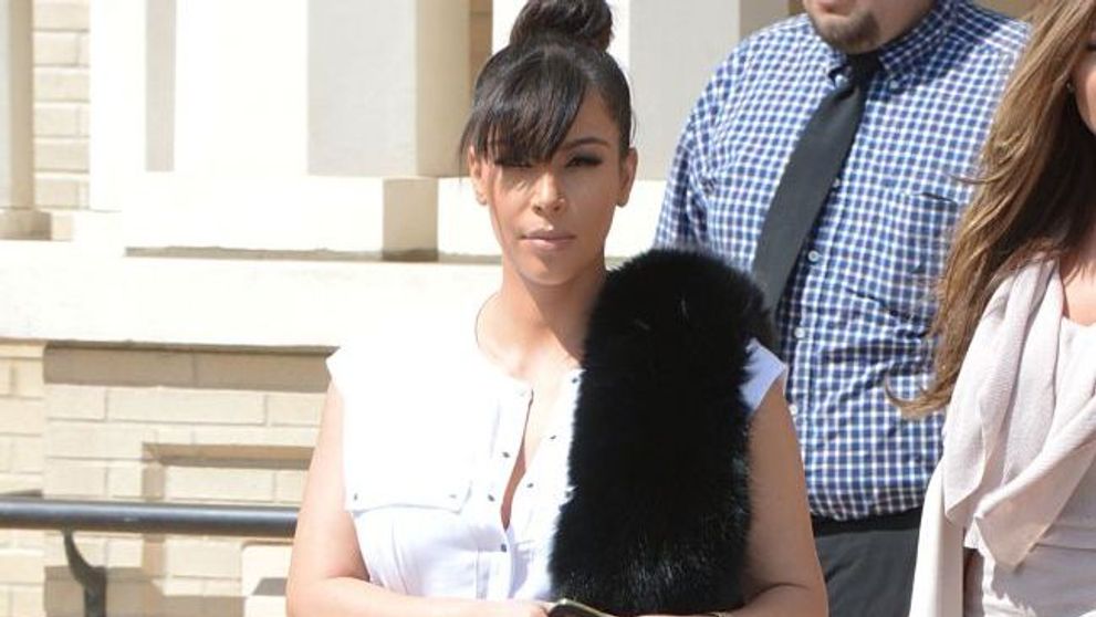 Kim Kardashian pare sa nu constientizeze ca este insarcinata. A purtat o fusta de piele, mult prea stramta pentru noile dimensiuni