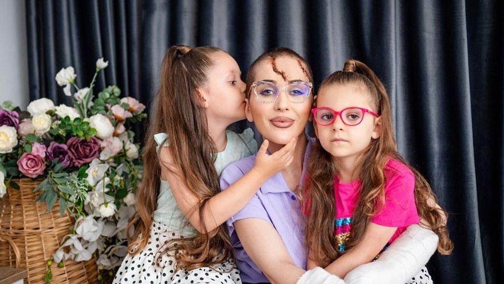 Dana Roba, o nouă fotografie pe rețelele de socializare. Make-up artista a primit un buchet uriaș de trandafiri