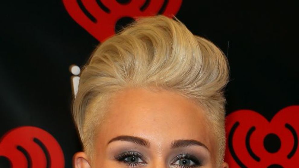 Miley Cyrus si-a uitat acasa pantalonii. Cum arata cea mai obraznica tinuta purtata de fosta vedeta Disney
