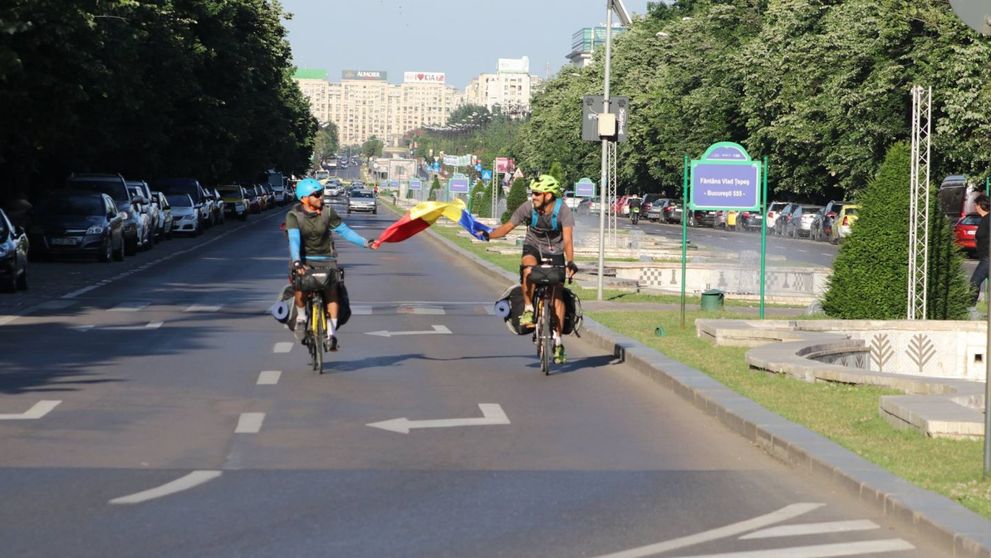 Calatorie cu scop caritabil. Doi romani stabiliti in Marea Britanie au pedalat din Londra pana in Bucuresti