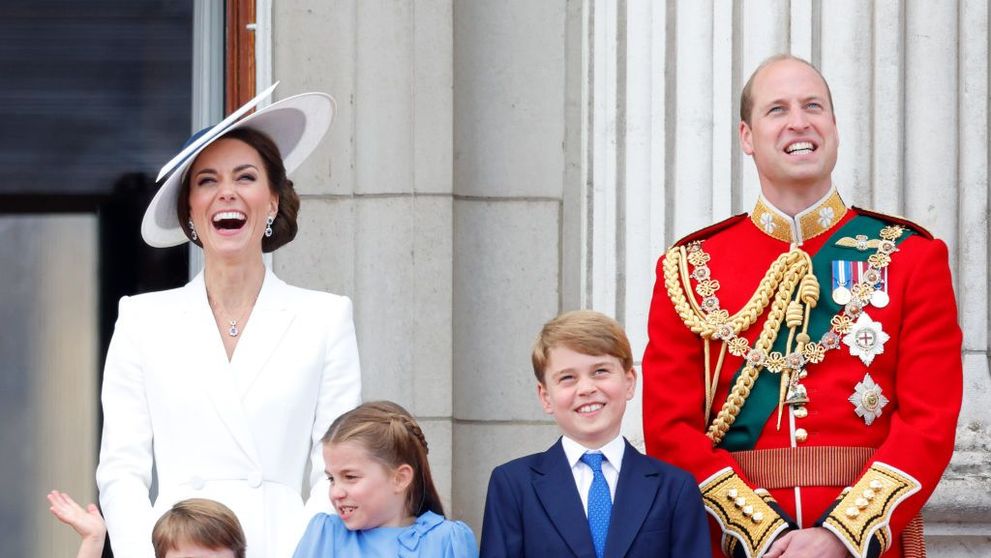A fost publicat noul portret al Familiei Regale Britanice. Meghan Markle și Prințul Harry lipsesc din fotografie