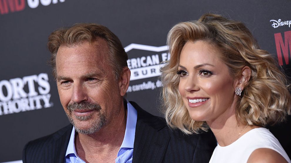 La mai puțin de doi ani de la divorț, fosta soție a lui Kevin Costner s-a recăsătorit cu prietenul actorului. Primele imagini de la nuntă