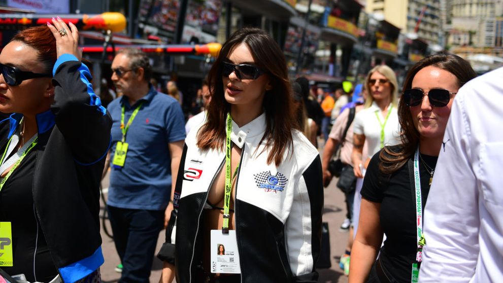 Emily Ratajkowski, actrița cu cei mai frumoși sâni naturali, apariție dezinhibată pe circuitul de Formula 1 de la Monaco! Vedeta a purtat doar un sutien de baie pe sub geaca de piele