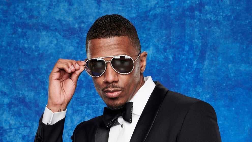 “Poate lăsa o femeie însărcinată de la distanță!” Nick Cannon, într-o pereche de pantaloni mult prea mulați
