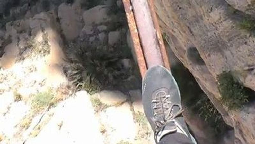 Ai avea curaj sa mergi pe aici? Vezi cum arata cea mai periculoasa poteca din lume! VIDEO