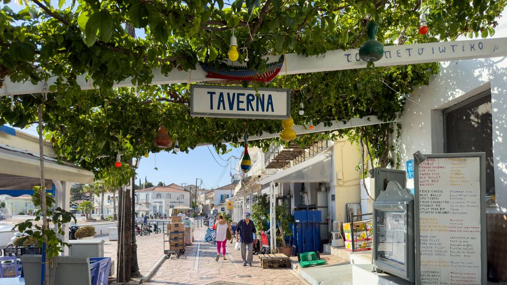 Cum recunoști o tavernă autentică în Grecia. Semnele care îți arată că vei mânca precum localnicii, nu într-un restaurant pentru turiști