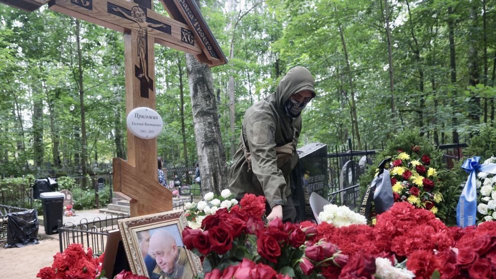Întorsătură de situație! Cine a venit la mormântul lui Evgheni Prigojin la o zi după funeralii