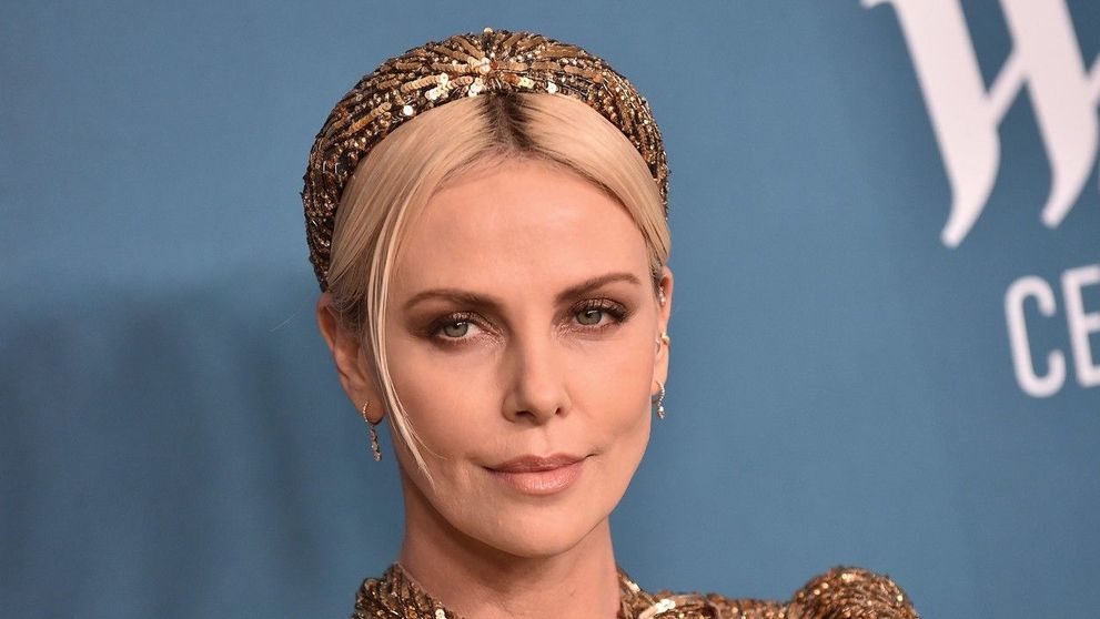 Charlize Theron și imaginile pe care le-ar vrea șterse de pe net! Paparazzi au surprins-o cu fusta ridicată de vânt