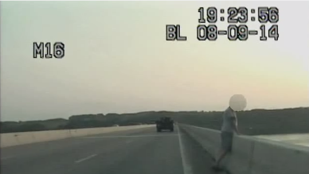 A fost salvat cu cateva secunde inainte sa se arunce in rau. Gestul unui politist a uimit intreaga lume