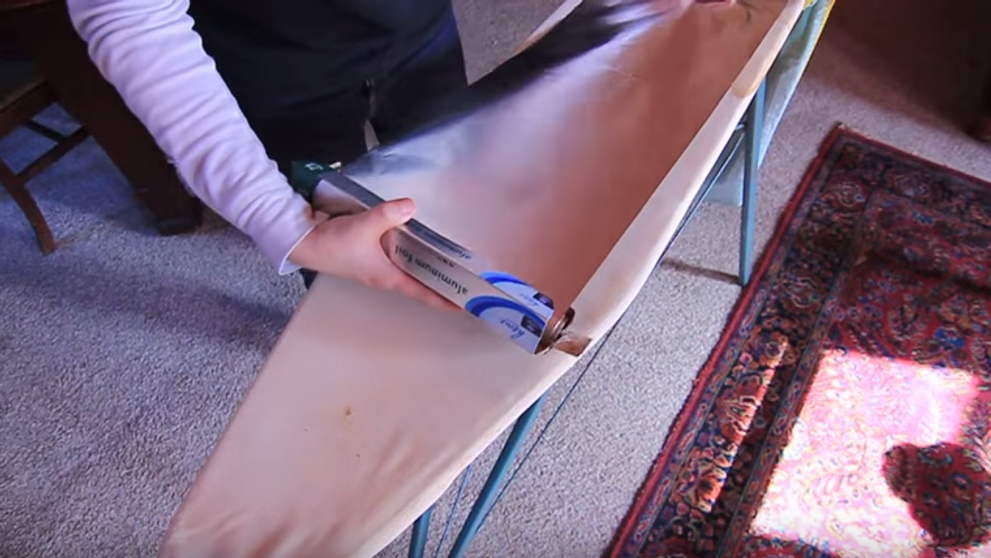 Un truc ingenios! Pune o folie de aluminiu pe masa de calcat, iar rezultatul este spectaculos