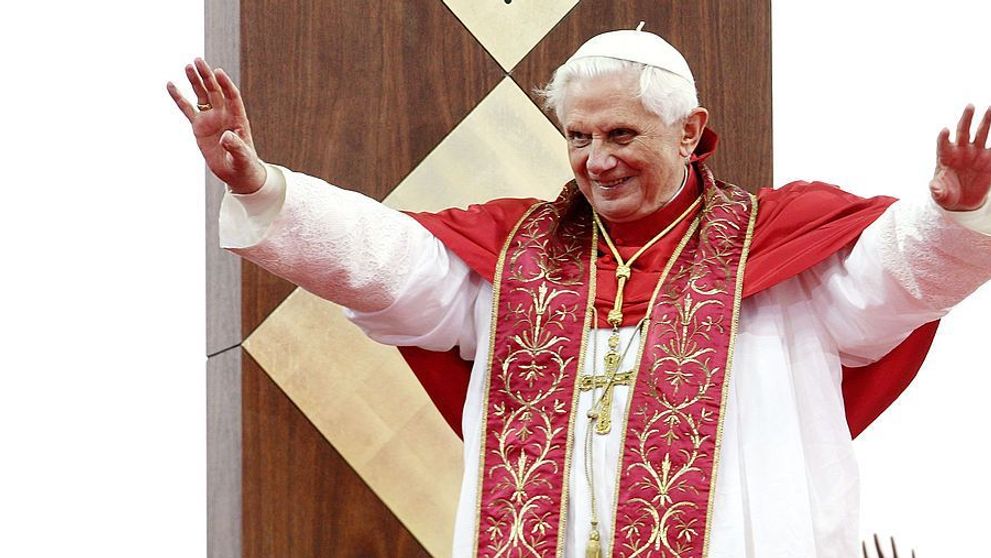 Papa Benedict al XVI-lea se află în stare gravă: „Funcţiile vitale încep să cedeze, inclusiv inima”