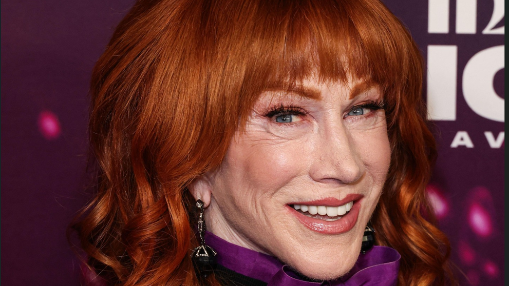La 65 de ani, Kathy Griffin tocmai s-a afișat cu iubitul în vârstă de 22 de ani! ”Joac-o pe asta, internetule!”. Cum arată tânărul cu 43 de ani mai mic decât ea