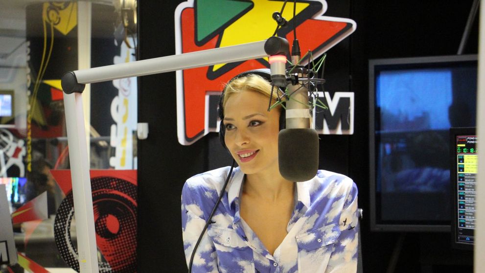 Iulia Vantur si-a inceput dimineata la matinalul PRO FM, alaturi de Andrei Gheorghe si GreeG