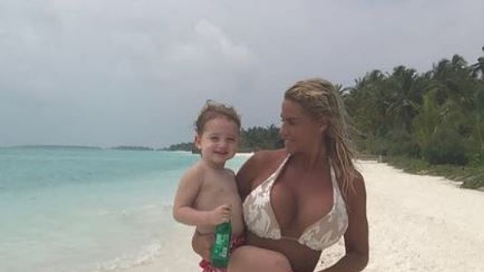 Katie Price, cea mai controversată mamă: fiicele ei se machiază și poartă tocuri încă de la 5 ani