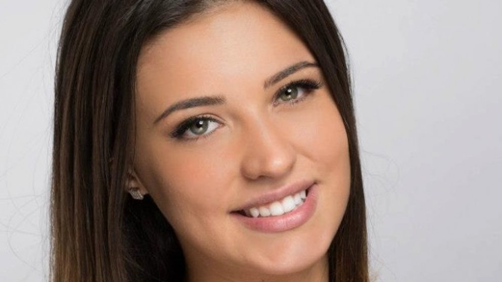 Antonia, retusata atat de mult pe coperta unei reviste, incat i-a disparut mana stanga! Vezi si tu fotografia pe seama careia s-au amuzat fanii ei