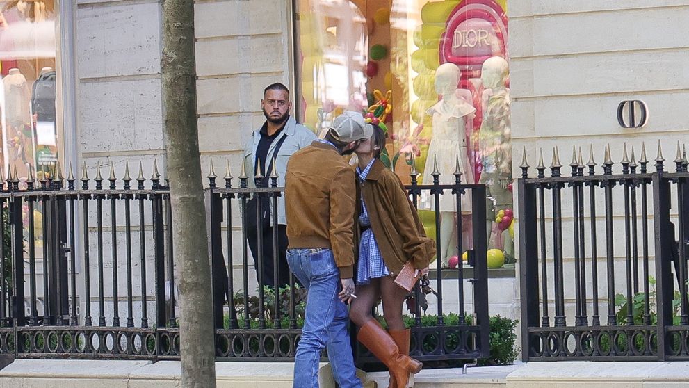 A dus-o la shopping de lux la Paris, apoi s-au sărutat pe stradă sub privirile trecătorilor! Celebrul artist care vine în vară la Untold, primele imagini cu noua iubită