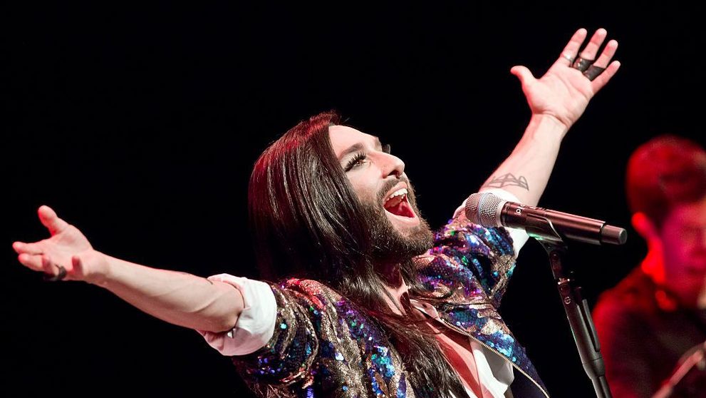 Conchita Wurst a bifat încă o apariție excentrică. Cum arată îmbrăcată într-o rochie scurtă și mulată
