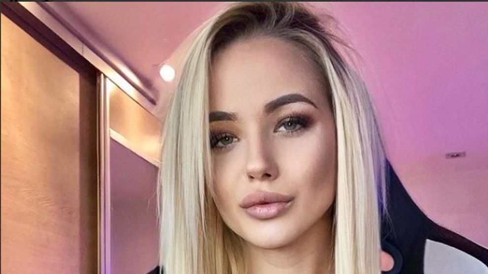 O influenceriță celebră s-a sinucis la doar 21 de ani. Mesajele primite de la internauți au împins-o la moarte