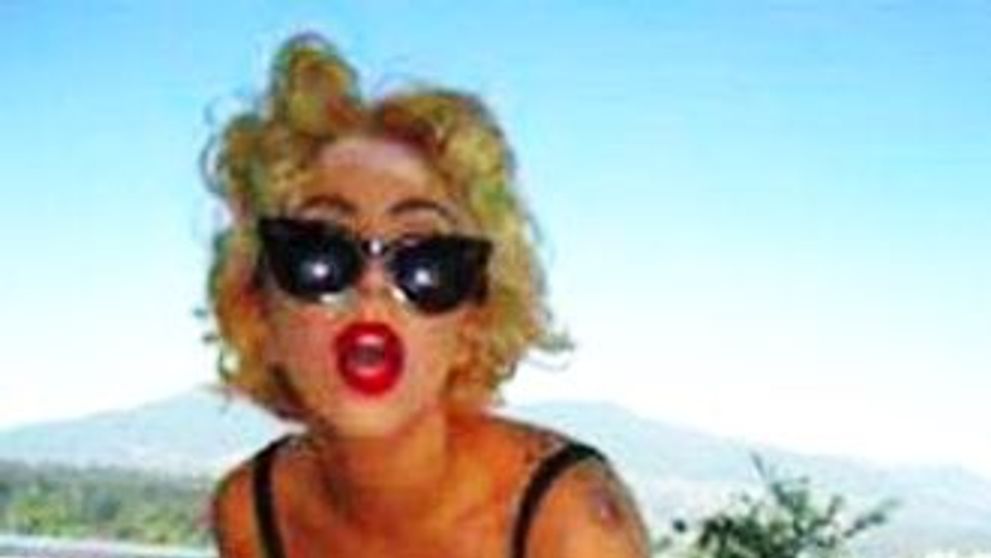 Lady Gaga, cu sanii la vedere si cu tocul de la un pantof in cocktail