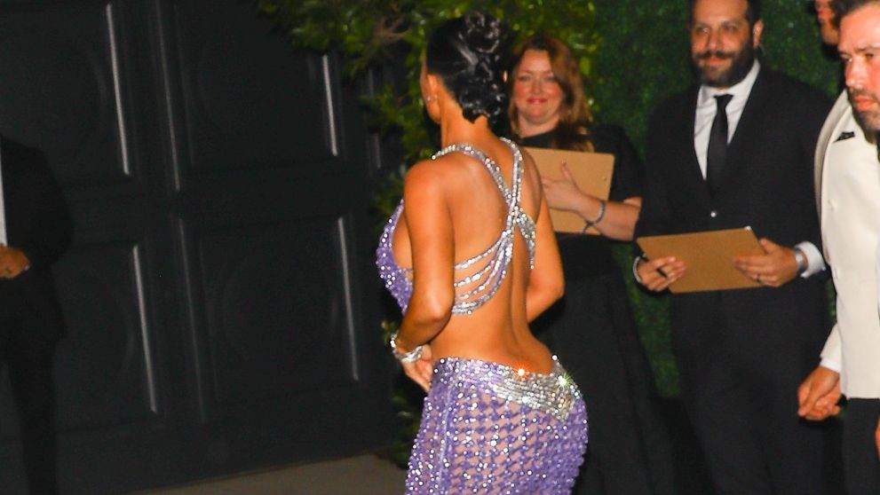 Invitații, uluiți de apariția lui Kim Kardashian la petrecerea de 70 de ani a mamei sale! Vedeta a recreat ținuta lui Halle Berry din filmul cu James Bond