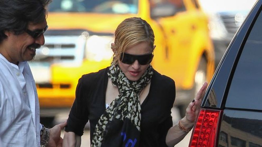 Impecabila pe scena, neingrijita in timpul liber. Madonna arata ingrozitor cu parul nespalat, iar mainile ii tradeaza adevarata varsta