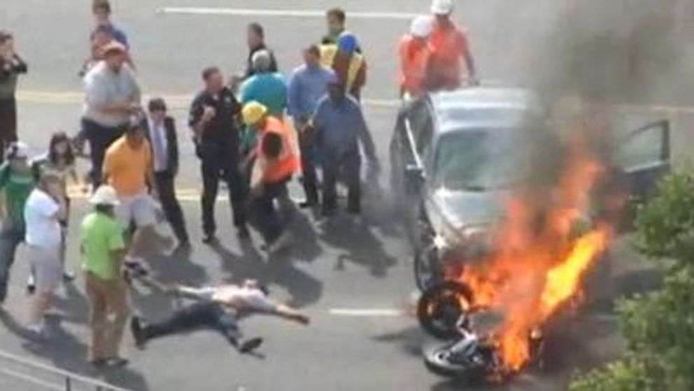 Gest incredibil! Motociclist salvat de la moarte de un grup de trecatori