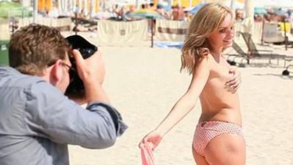 Alexandra Stan, goala si foarte sexy pe o plaja din Anglia! VIDEO