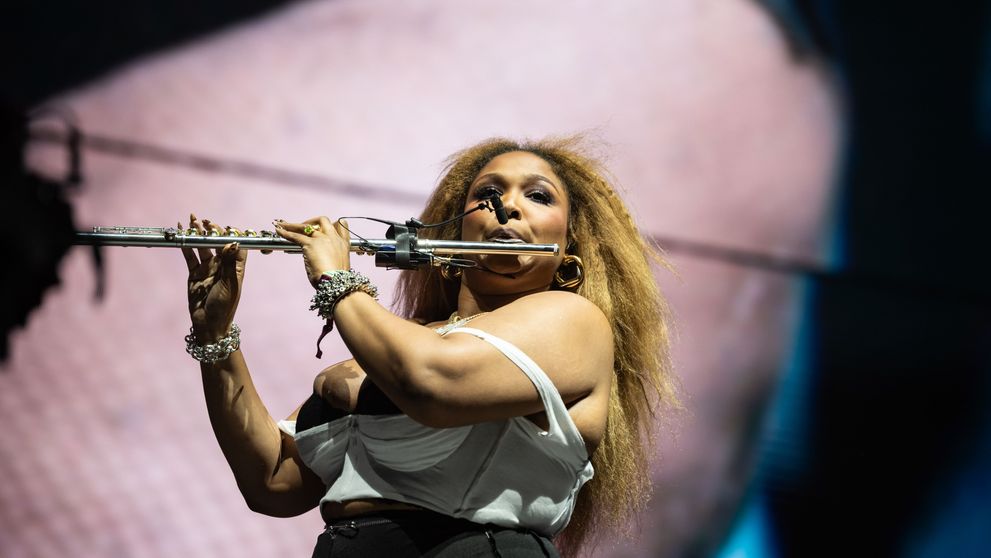 Cea mai controversată apariție de pe scena Coachella: Lizzo a slăbit 30 de kg și și-a etalat noile forme într-un costum minuscul, dansând provocator. Fanii: “E prea mult!”