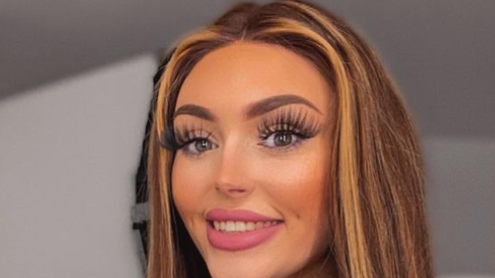 De la bust în sus e top model, însă nimeni nu se așteaptă să arate așa! O britanică și-a transformat defectele în atuuri