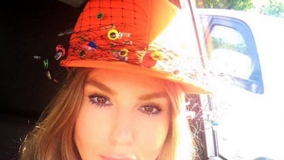 Ultima fita in materie de moda. Cu ce accesoriu bizar pentru cap s-a fotografiat Corina