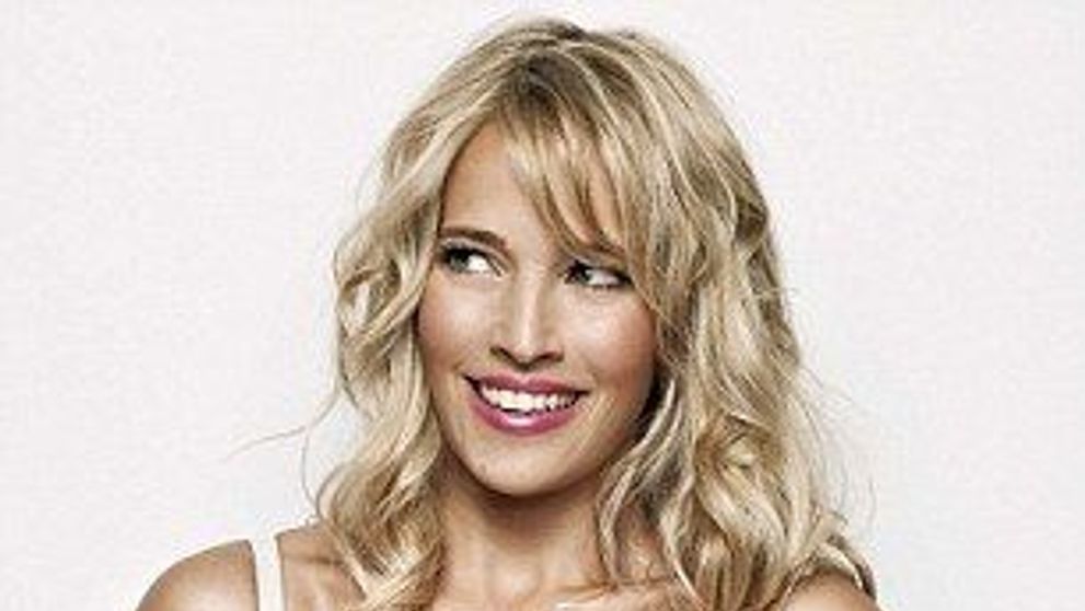 Sotia cantaretului Michael Buble, vedeta colectiei de lenjerie Ultimo! <span style=
