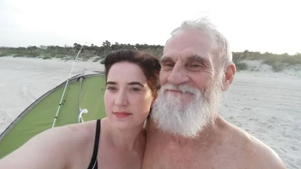 „Sunt mamă de tripleți și de gemeni, iar soțul mă tratează ca pe o regină”. Povestea unei femei care s-a căsătorit cu poștașul, mai în vârstă cu 26 de ani decât ea