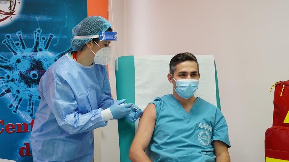 Medicul Valeriu Gheorghiță s-a vaccinat anti-COVID. Mesajul coordonatorului campaniei de imunizare în România