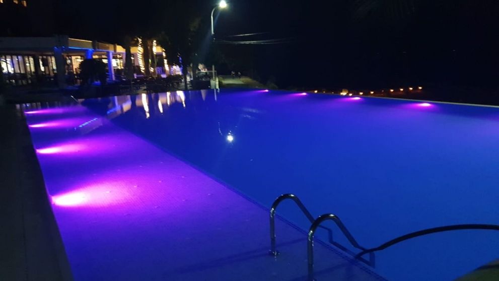 Cât costă o noapte de cazare în hotelul lui Borcea din Olimp? Piscina infinity e singura din țară de acest gen! FOTO