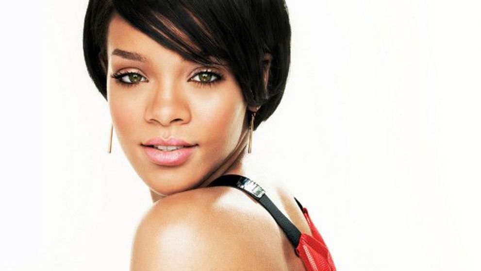 Petrece pana dimineata in cluburi, dar sustine ca este bolnava. Gestul facut de Rihanna care i-a infuriat la culme pe fani