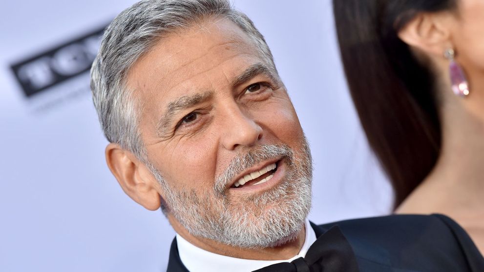 VIDEO: Momentul în care George Clooney este lovit de o mașină pe o șosea din Italia