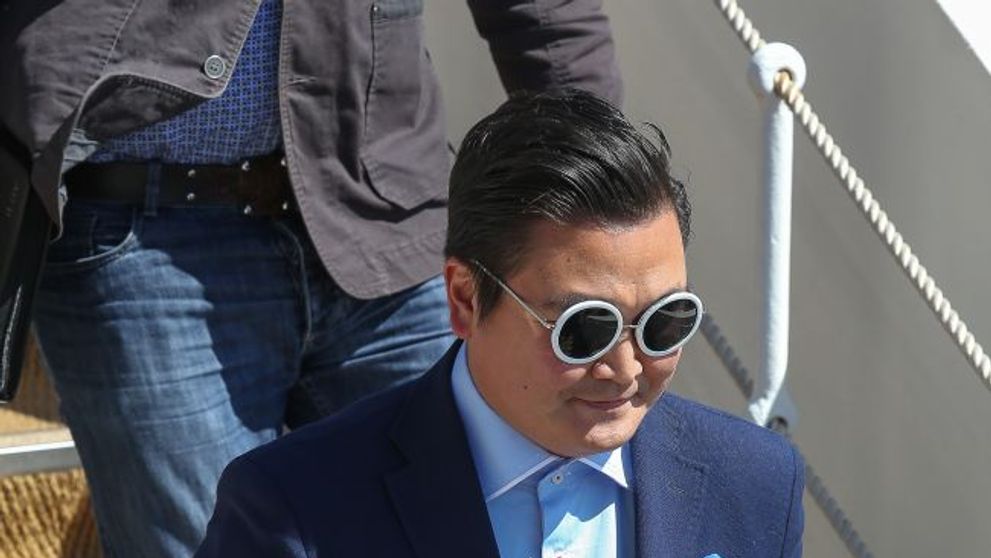 Seamana perfect cu PSY. Sosia celebrului cantaret a pacalit pana si vedetele de la Cannes: FOTO