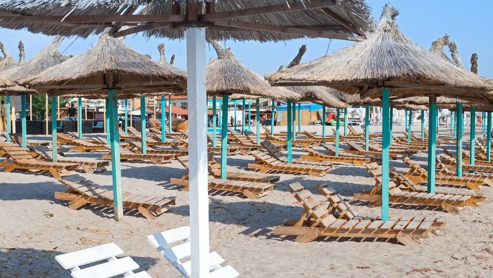 E mai ieftin să faci plajă la Ibiza decât la Vama Veche! Prețul exorbitant cu care se închiriază un șezlong