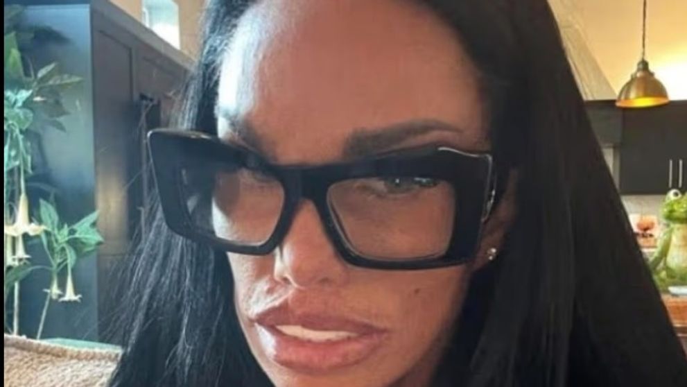 „Arăți ca un extraterestru!”. Și-a făcut o nouă intervenție estetică, iar fanii sunt complet dezgustați! Ipostaza șocantă în care s-a afișat recent Katie Price