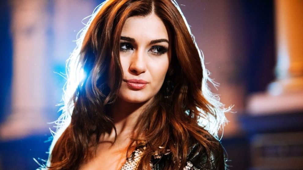 Alina Eremia, asa cum rar ai ocazia sa o vezi. Cantareata a lansat videoclipul piesei “Cand luminile se sting” - VIDEO