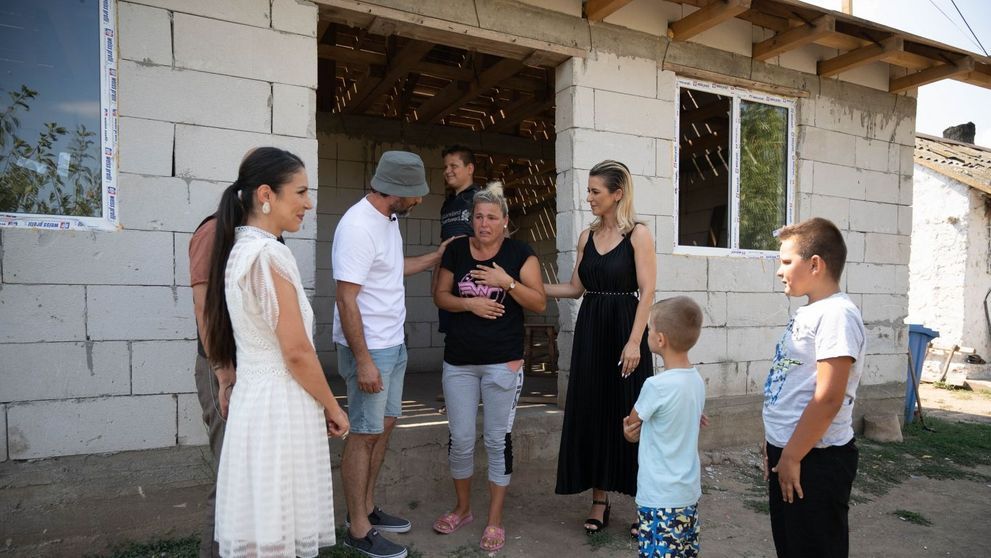 Trei copii și mama lor locuiesc într-un grajd, iar echipa Visuri la cheie le va face o casă de la 0!