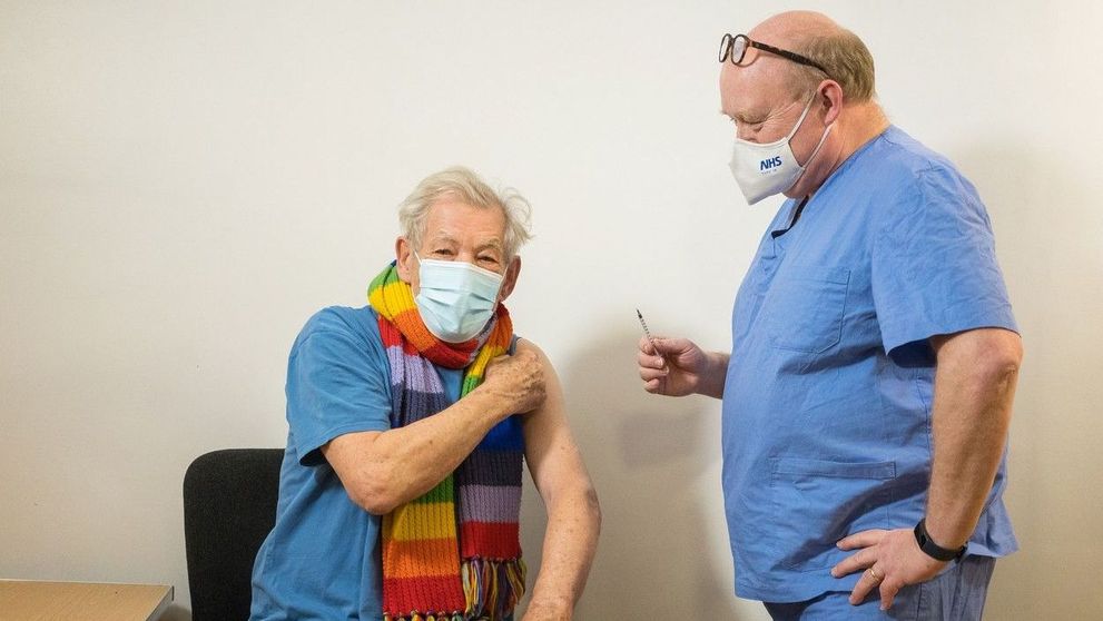 Sir Ian McKellen, interpretul lui Gandalf din Stăpânul inelelor, s-a imunizat anti-COVID