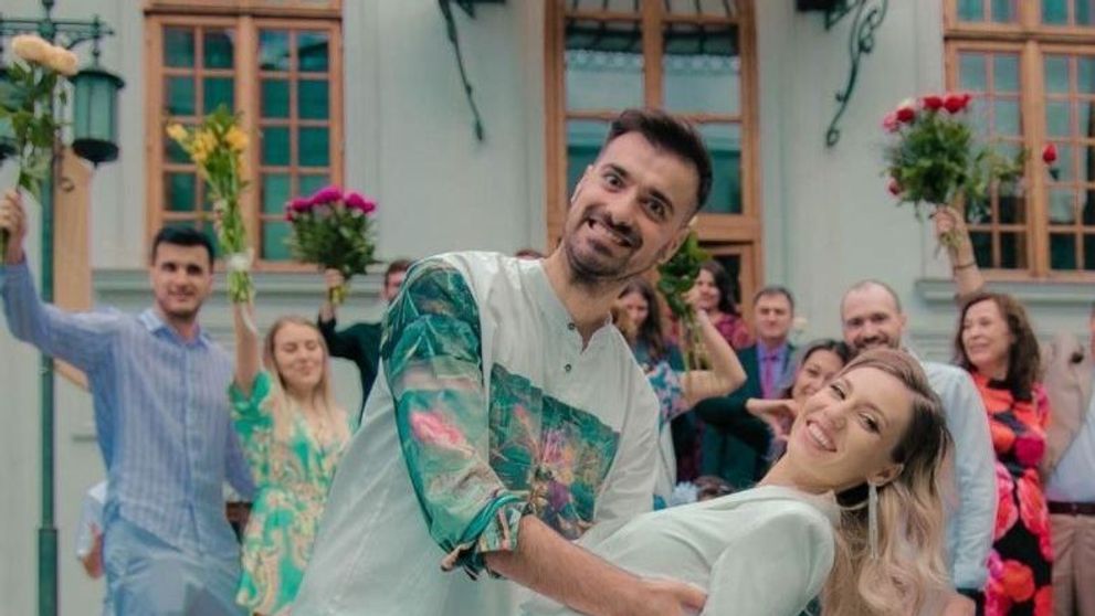 Liviu Teodorescu s-a căsătorit cu iubita din liceu! Primele poze de la cununia civilă
