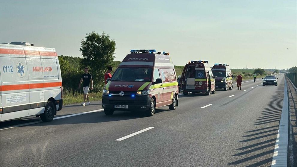 Filmul tragediei de pe A2, unde un autocar cu 28 de persoane s-a răsturnat pe marginea șoselei. Un antrenor de 23 de ani a murit
